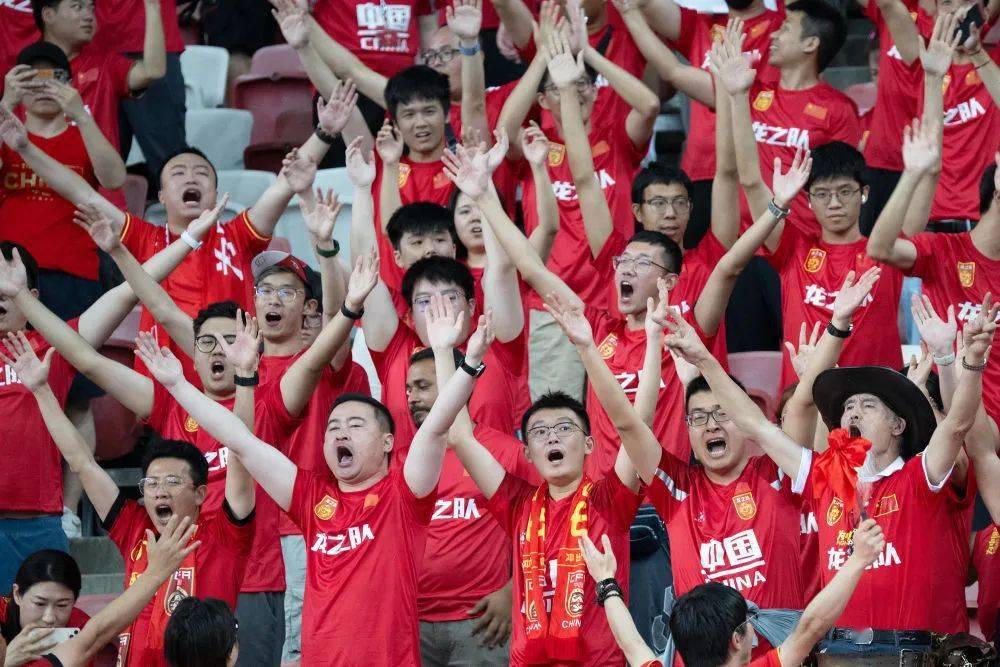 球迷狂热助阵，现场座无虚席，观众们尽情欢呼