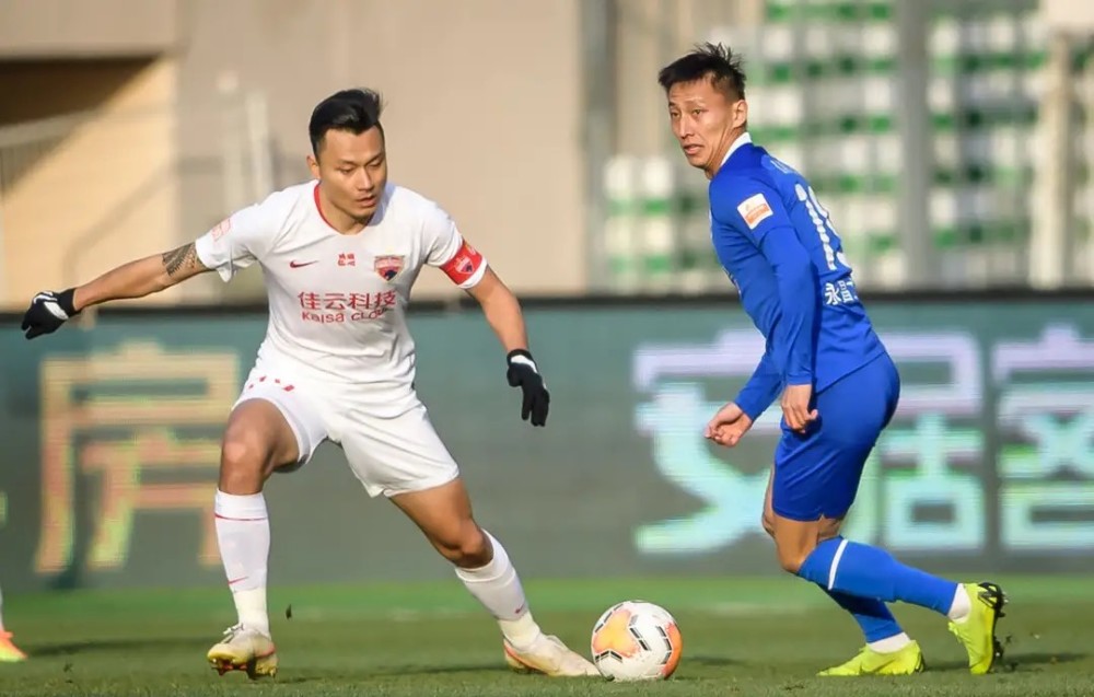 雷速官网-深圳佳兆业球队进行技战术练习备战比赛