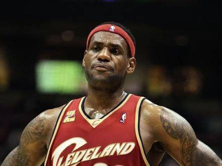 雷速官网-詹姆斯的表现被赞誉为本赛季最佳，球迷纷纷点赞