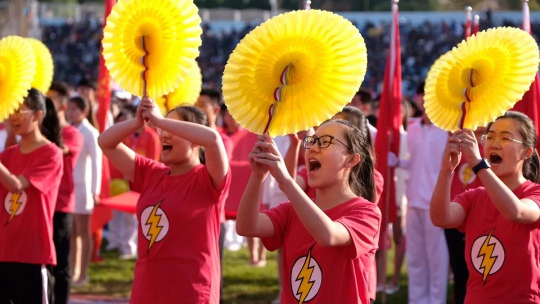 雷速官网-运动员心有灵犀一点逼近终点