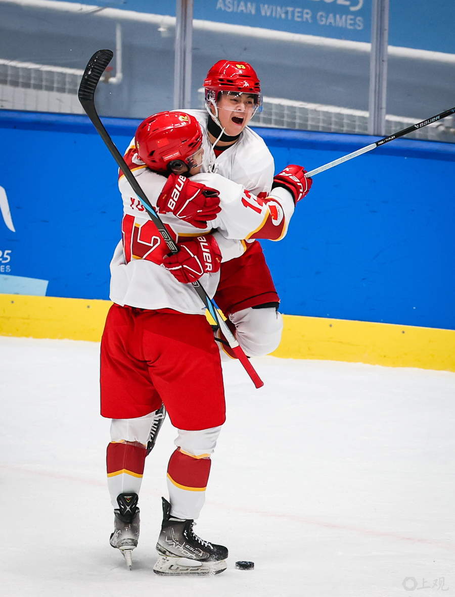 雷速直播-冰球球队在比赛中表现抢眼，获得连胜