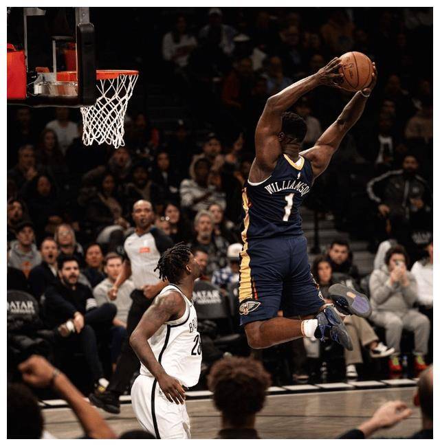 雷速官网下载-空接扣篮惊呼连连，球迷现场欢呼如潮