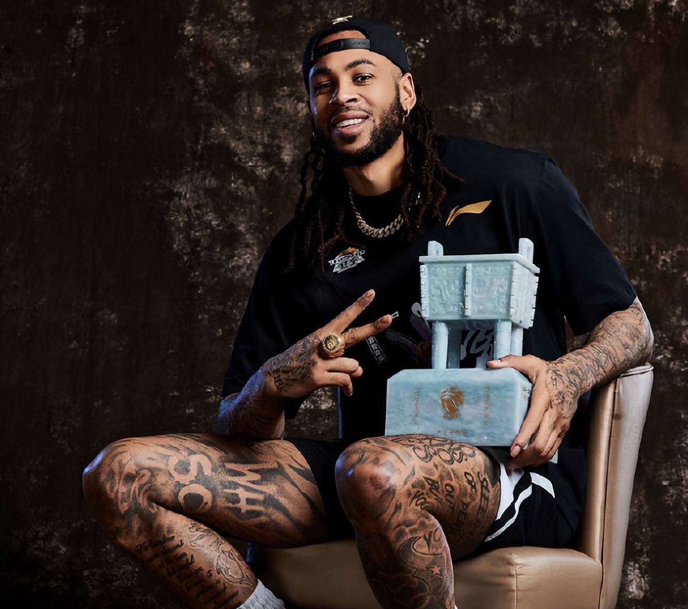 空接扣篮惊呼连连,球迷现场欢呼如潮 空接扣篮惊呼连连,球迷现场欢呼如潮