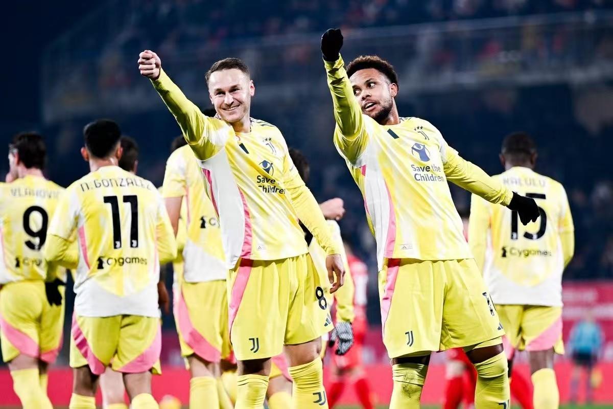 意甲比赛场上拉锯争锋，球队争夺激烈