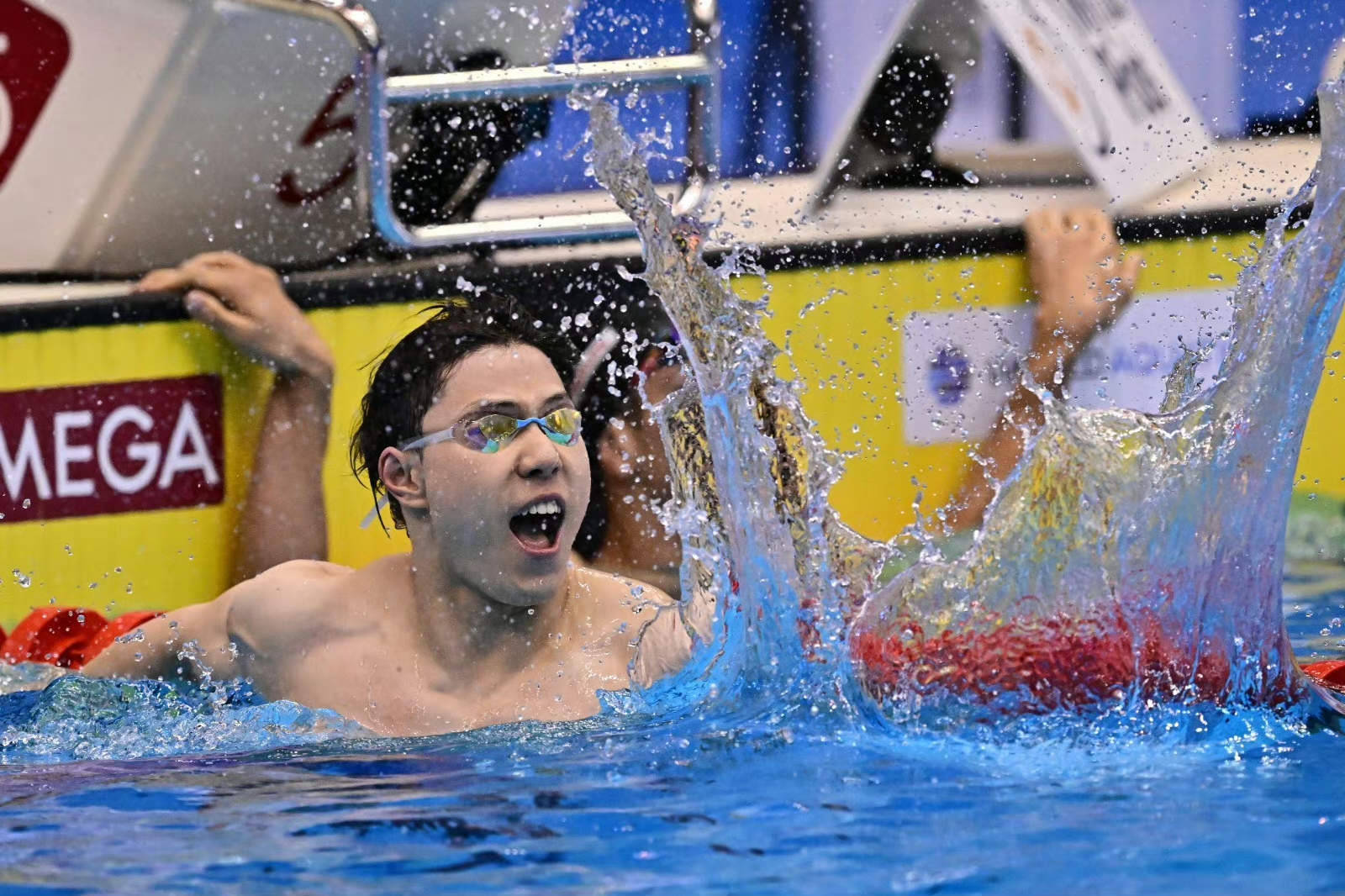 西班牙游泳选手力压群雄,夺得银牌 西班牙游泳选手力压群雄,夺得银牌