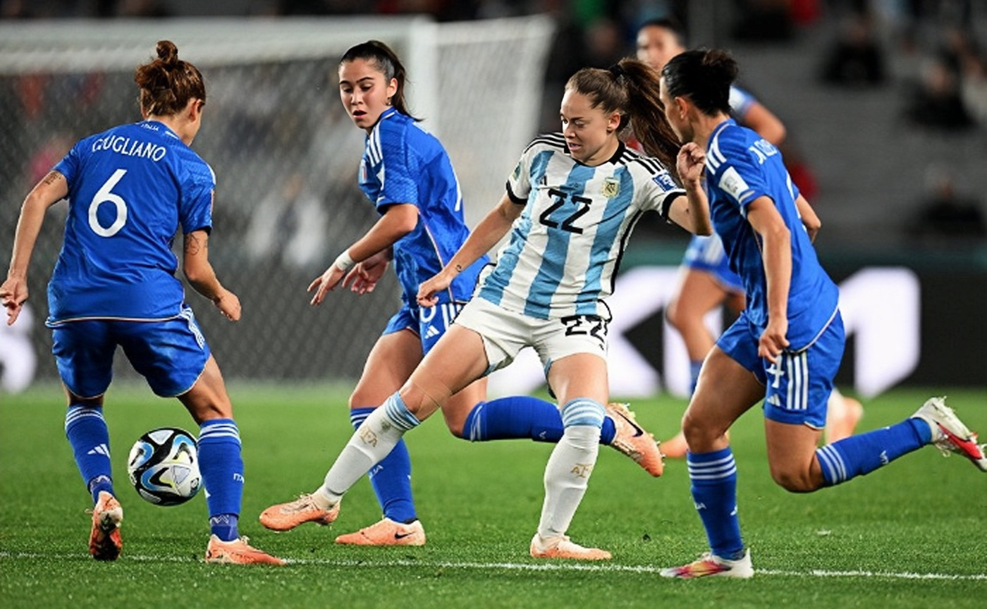 意大利女足运动员训练备战国际比赛