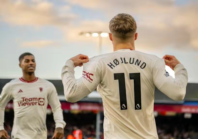 曼联再次获胜，英超榜首风光无限