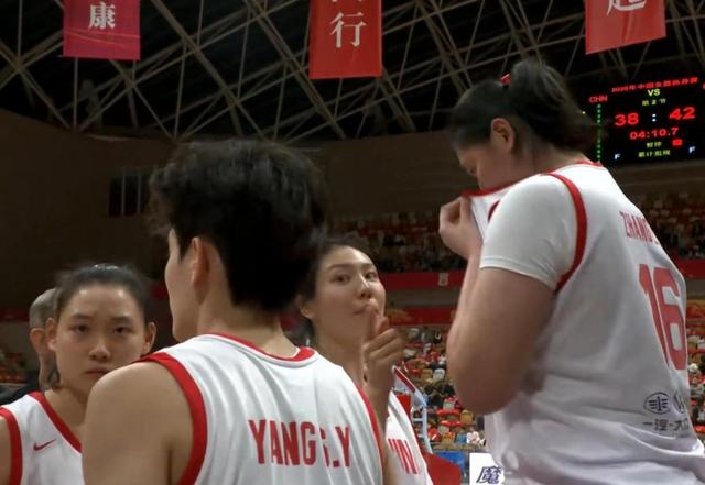 雷速官网-西亚女篮联赛季后赛苦战展开，内幕储舞更精彩