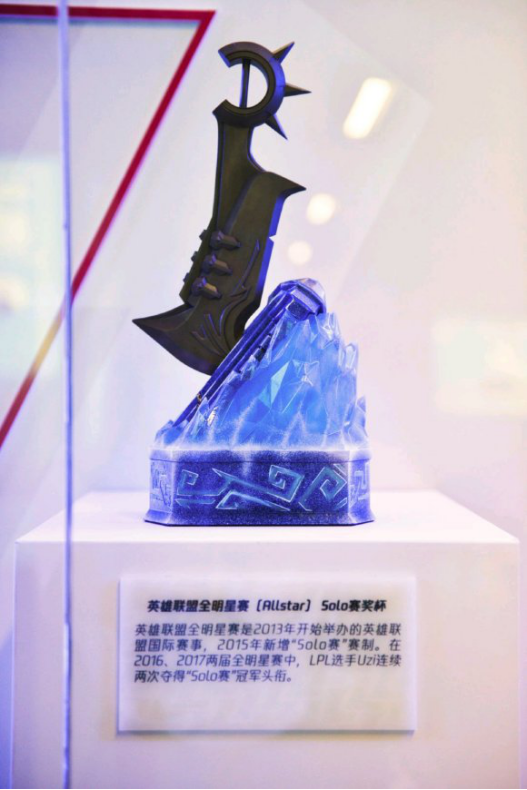 塞浦路斯选手在洲际比赛中获得奖杯 塞浦路斯选手在洲际比赛中获得奖杯