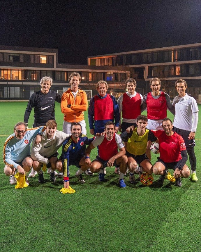 精彩足球比赛后球员互动合影，萌翻众人