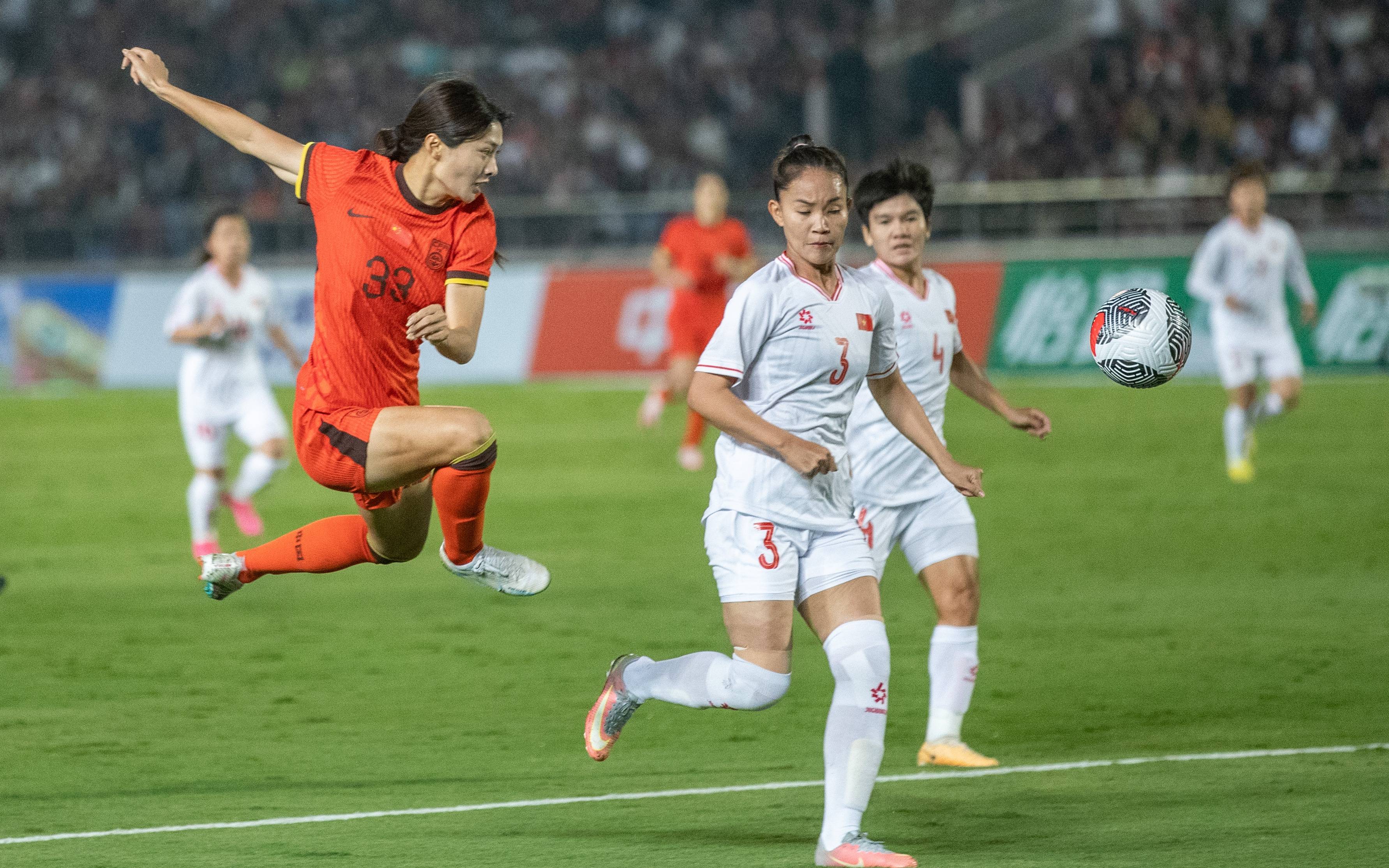 全国女足比赛首轮较量场面激烈精彩 全国女足比赛首轮较量场面激烈精彩