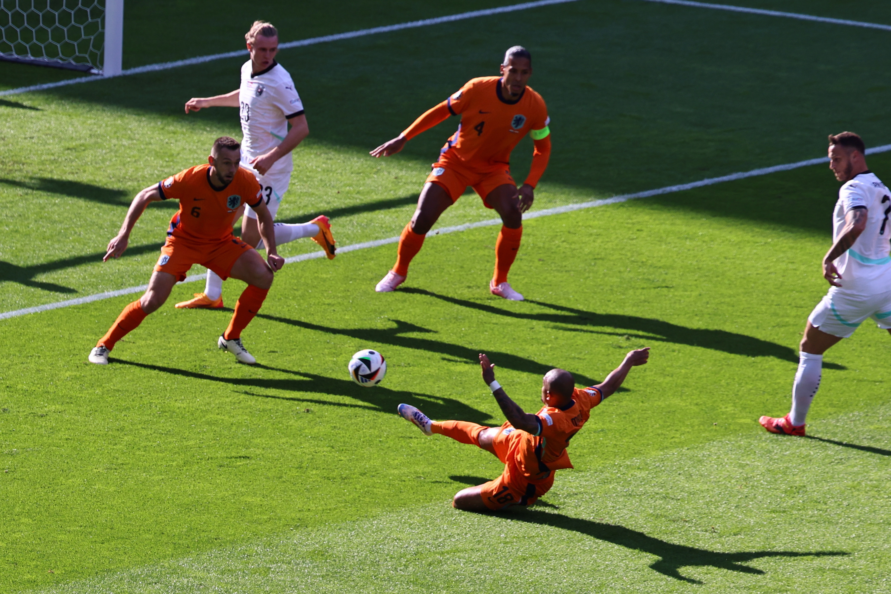 荷兰逆袭挺进欧洲杯,对手斯洛文尼亚遗憾出局 荷兰逆袭挺进欧洲杯,对手斯洛文尼亚遗憾出局