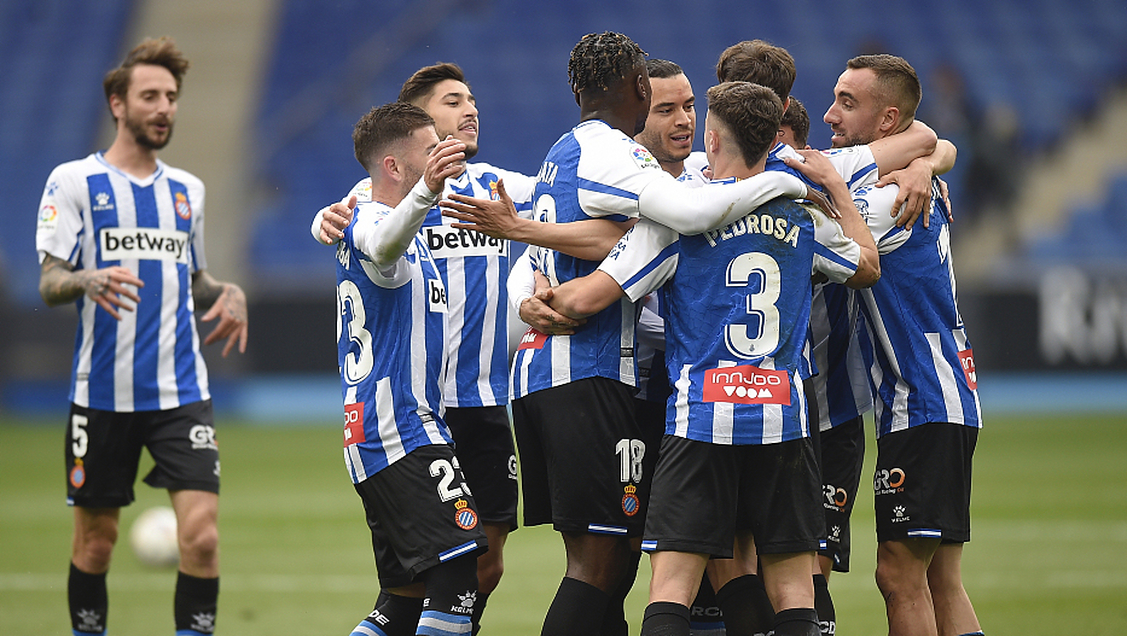 西班牙队大胜,稳坐欧锦赛资格赛领跑者 西班牙队大胜,稳坐欧锦赛资格赛领跑者