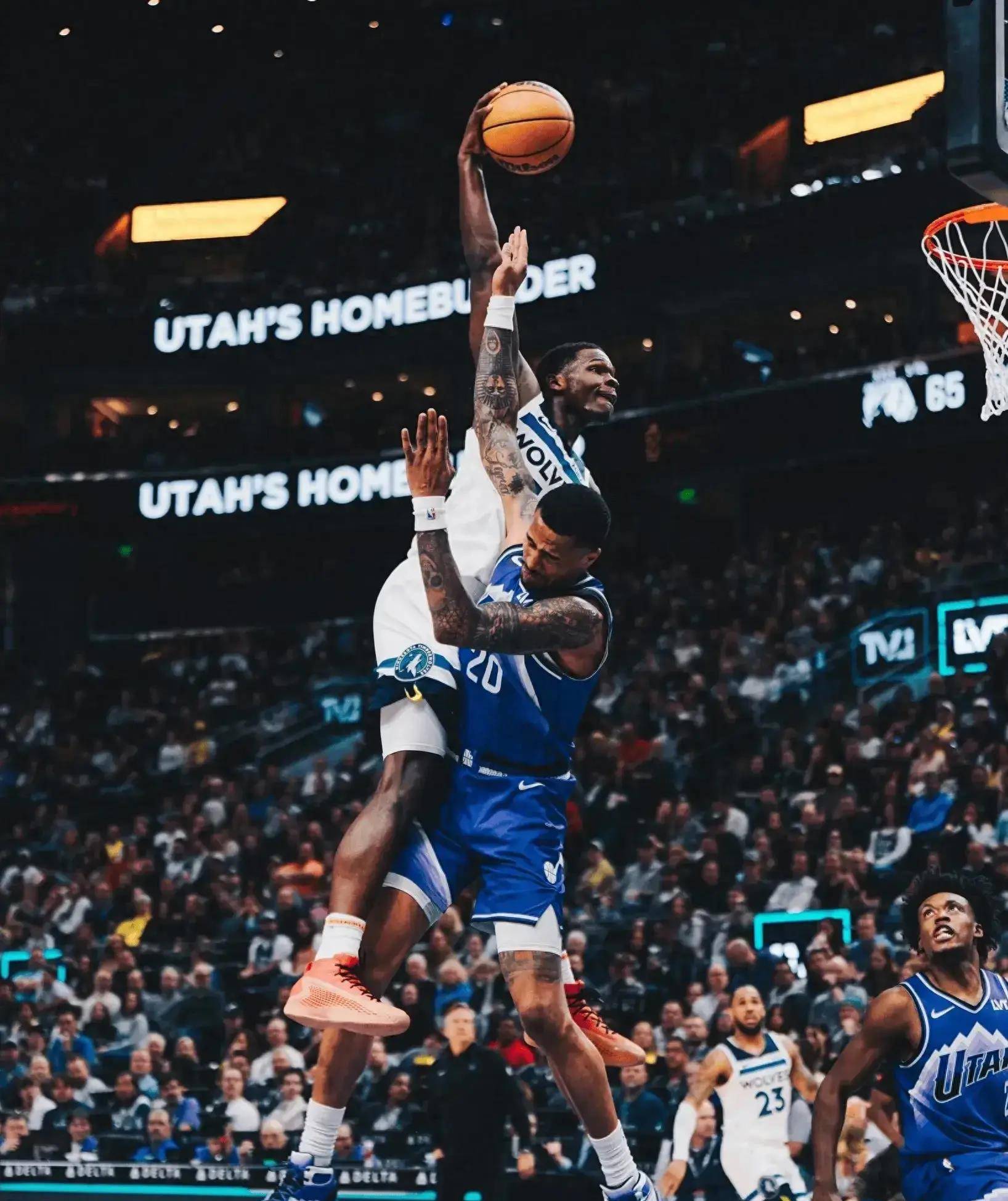 高空扣篮:美国篮球选手高难度表现惊艳全场 高空扣篮:美国篮球选手高难度表现惊艳全场