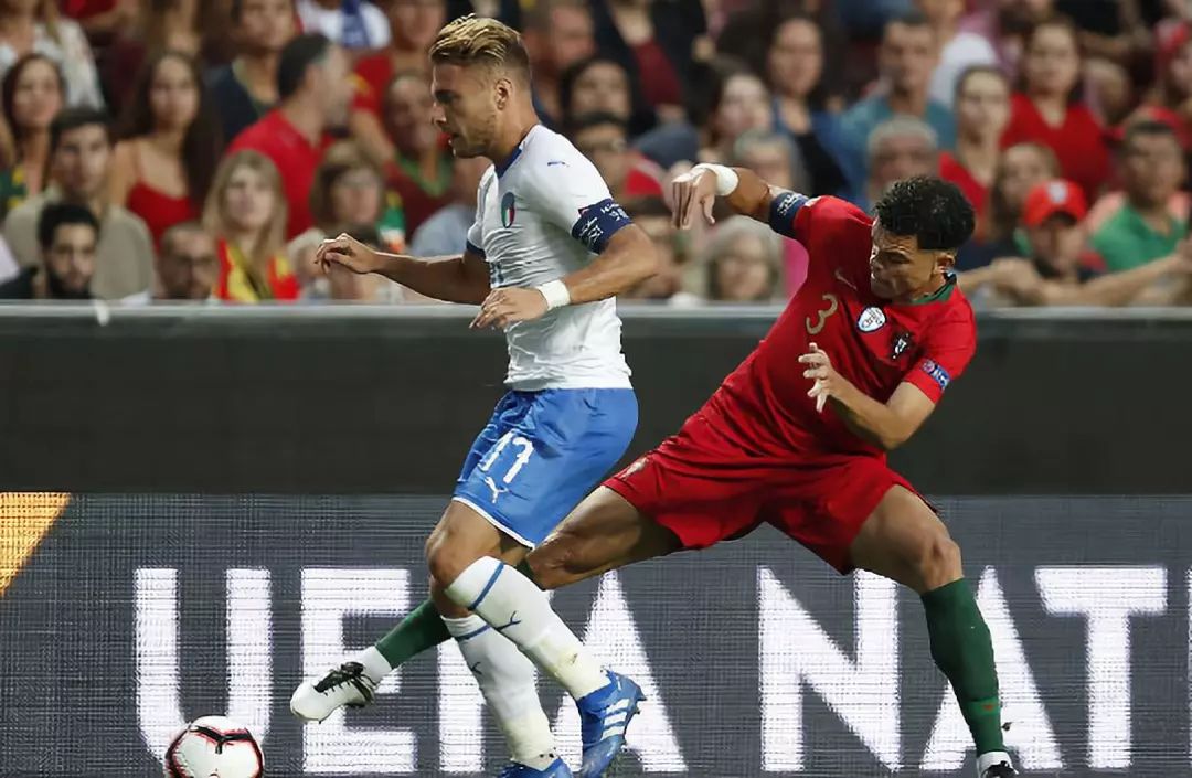 荷兰队在友谊赛中与乌克兰队战平 荷兰队在友谊赛中与乌克兰队战平